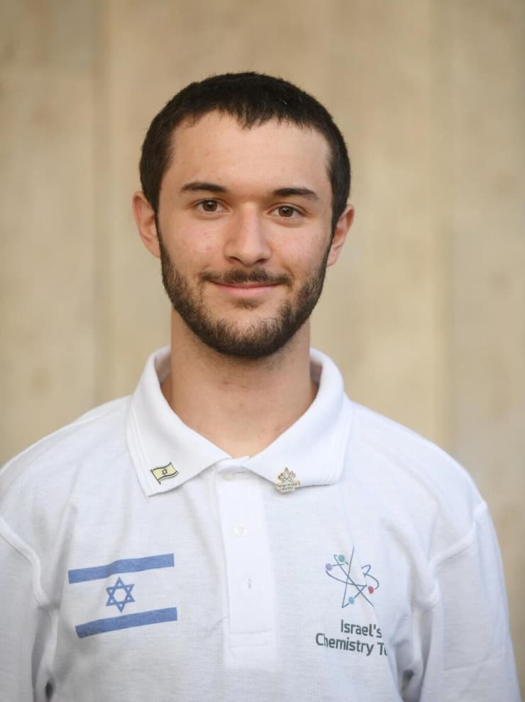 ניר כהן, זוכה ב-2 מדליות זהב באולימפיאדות הבינלאומיות בכימיה בשנים 2021-2022, משמש כיום בצוות האימון של נבחרת ישראל בכימיה