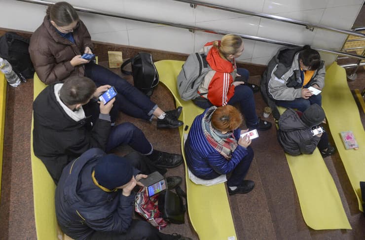 אוקראינה אזרחים מסתתרים ב רכבת התחתית מ הפצצות של רוסיה 31 ב אוקטובר