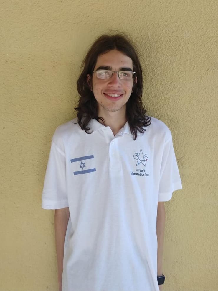 גונן גזית, זוכה מדלית כסף באולימפיאדה הבינלאומית במדעי המחשב בשנת 2021, המשמש כיום בצוות האימון של נבחרת ישראל במדעי המחשב
