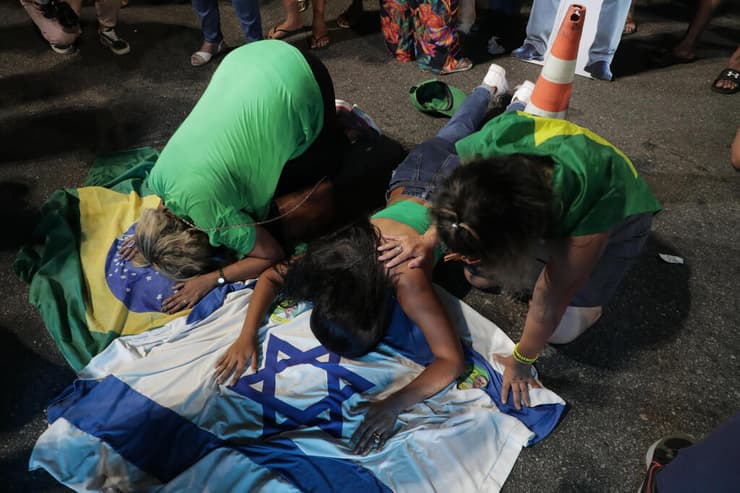 בחירות ברזיל תומכי ז'איר בולסונרו מתפללים על דגל ישראל אחרי פרסום התוצאות