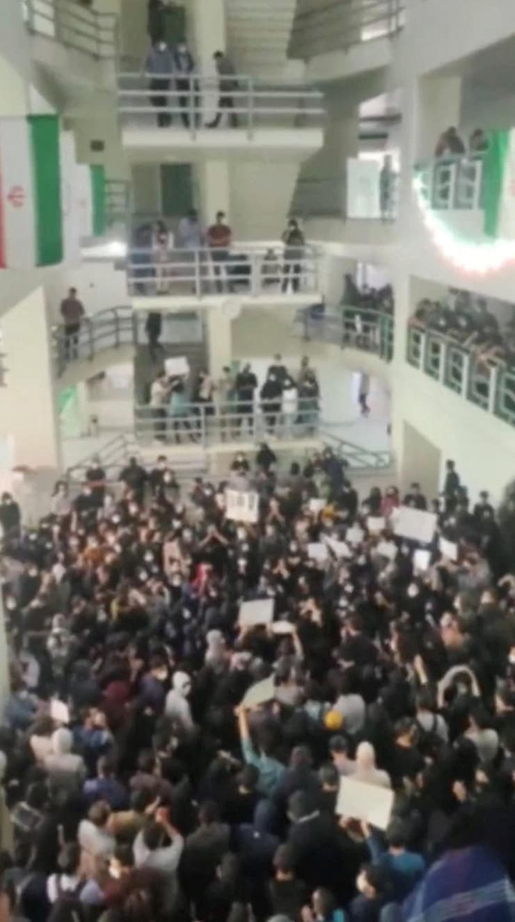 סטודנטים מפגינים באוניברסיטה בטהרן איראן