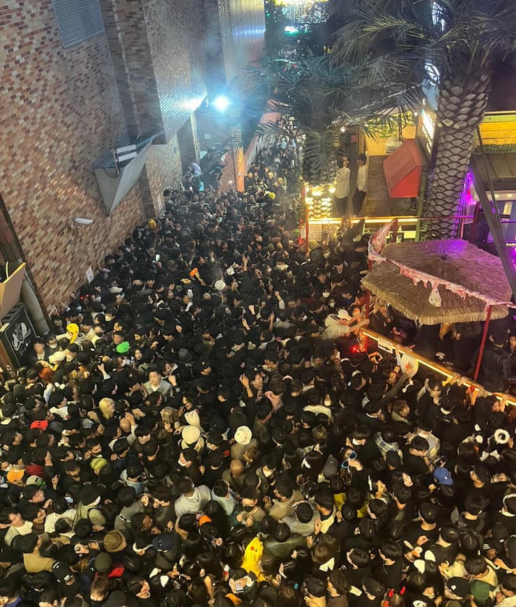 דרום קוריאה סיאול הדוחק ב רובע איטאוון לפני אסון ליל כל הקדושים