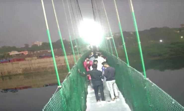 הודו רגע קריסת ה גשר ב גוג'רט גוג'ראט 134 הרוגים