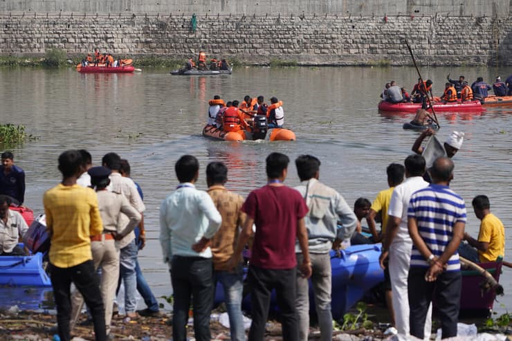 הודו חיפוש נעדרים ב אסון ה גשר ב גוג'רט גוג'ראט