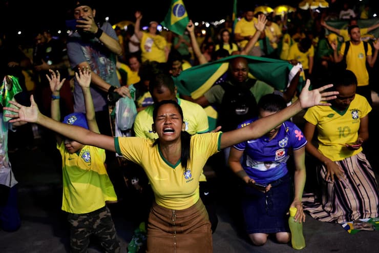 בחירות ברזיל תומכי ז'איר בולסונרו מתפללים הפסיד