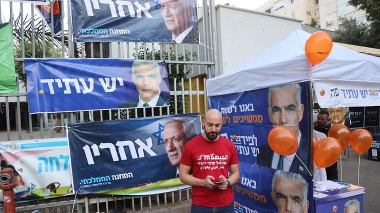 אנשים מצביעים בקלפי בתל אביב