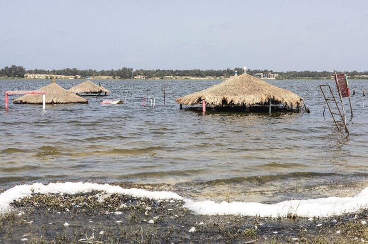 דוגמה לנזקי ההצפה של אגם רטבה בסנגל
