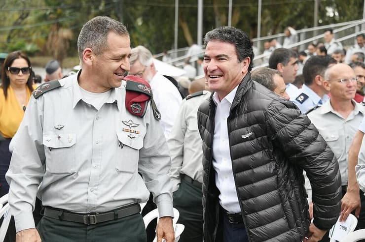 הרמטכ"ל אביב כוכבי (משמאל) וראש המוסד לשעבר, יוסי כהן
