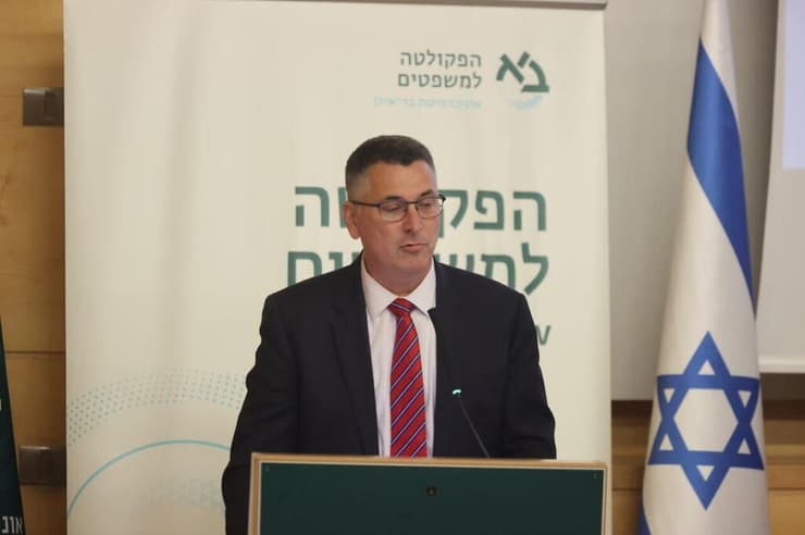 נלחם באלימות במגרשי הספורט. סער (צילום: מוטי קמחי) גדעון סער