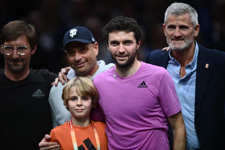 הטניסאי הצרפתי ז'יל סימון עם בנו טימותי