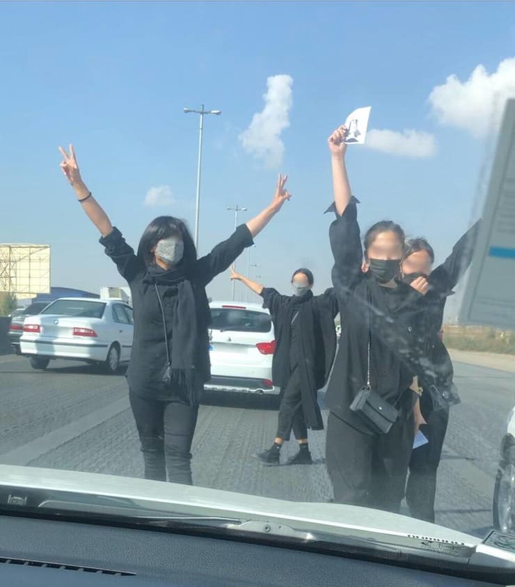 מפגינים הפגנה ב כראג' איראן מחאת חיג'אב 