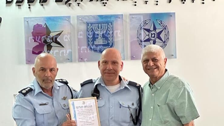 מפקד מרחב יהודה מעניק תעודות הוקרה לשוטר קובי בכר