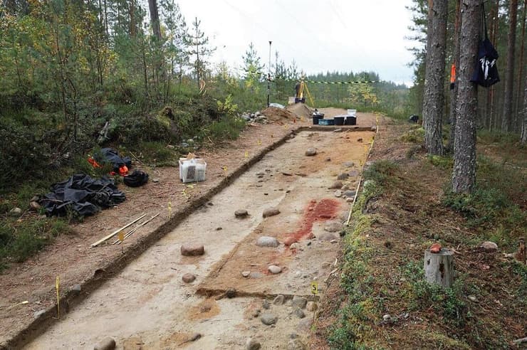 אתר הקבורה מאג'ונסואו בפינלנד, עם סימני האוקר האדום על האדמה