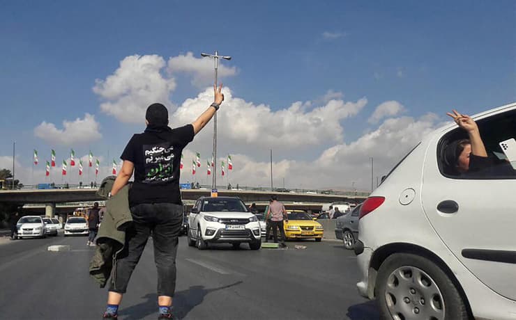 מפגינים הפגנה ב כראג' איראן מחאת חיג'אב 
