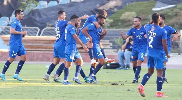 שחקני הפועל פ"ת חוגגים את השוויון