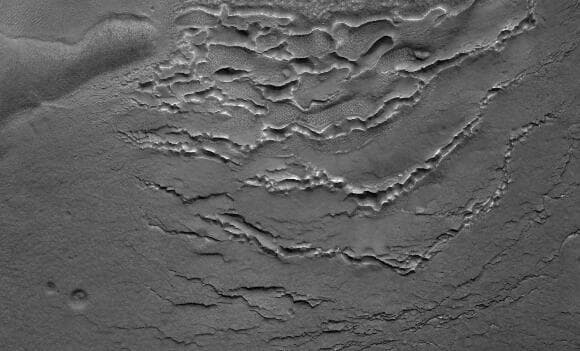 מעוניינים להתחפר במערות. צילום מלוויין MRO של אזור Deuteronilus Mensae במאדים, שם נמצאו כמה מהמערות העשויות להתאים למגורי אדם