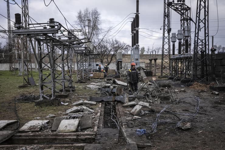 תיקון חשמל בתחנת כוח באזור קייב