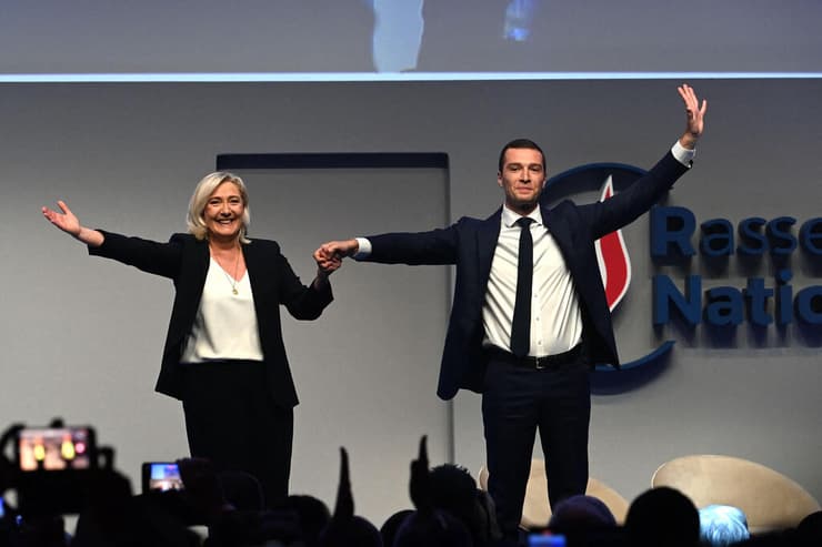 צרפת ה נשיא ה חדש של מפלגת האיחוד הלאומי ז'ורדן ברדלה עם מרין לה פן