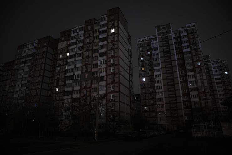 אוקראינה קייב הפסקות הפסקת חשמל חושך ב בניין מגורים