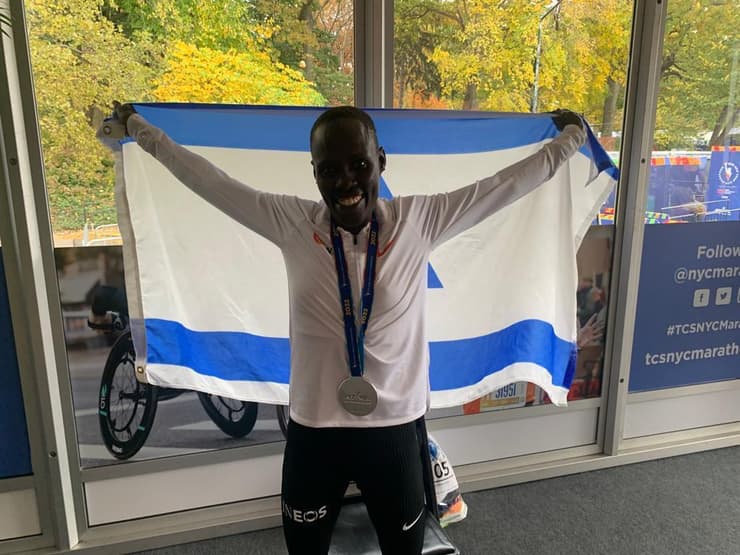 האתלטית הישראלית לונה צ'מטאי סלפטר לאחר שסיימה שנייה במרתון ניו יורק