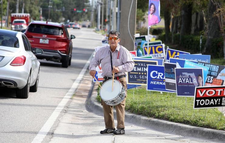 פעיל מקומי ב אורלנדו פלורידה מתופף על תופים כדי לעודד הצבעה ארה"ב בחירות אמצע 2022