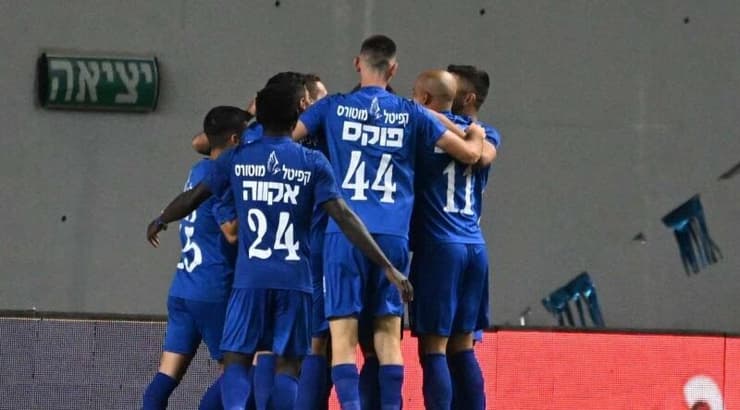 שחקני מכבי פתח תקווה חוגגים