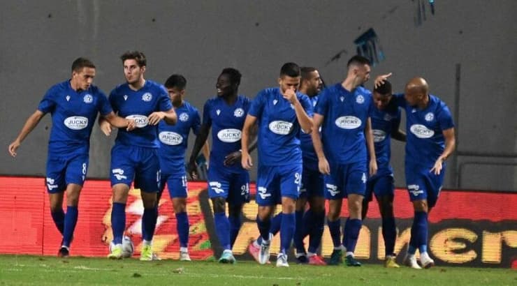 שחקני מכבי פתח תקווה חוגגים