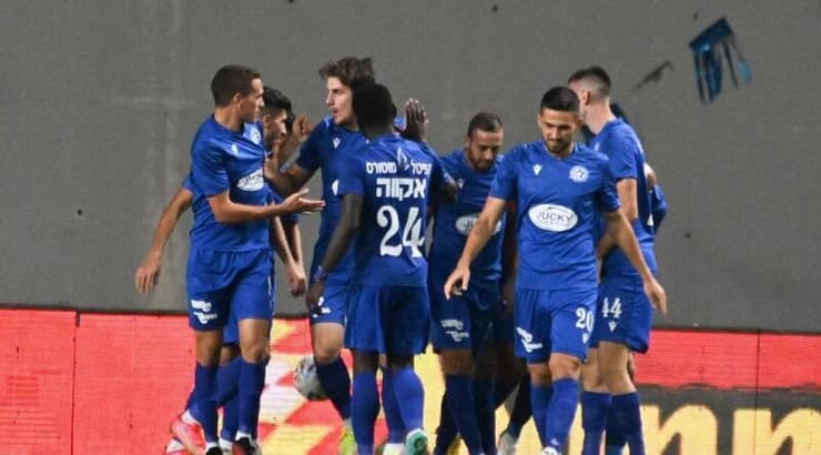 שחקני מכבי פתח תקווה חוגגים