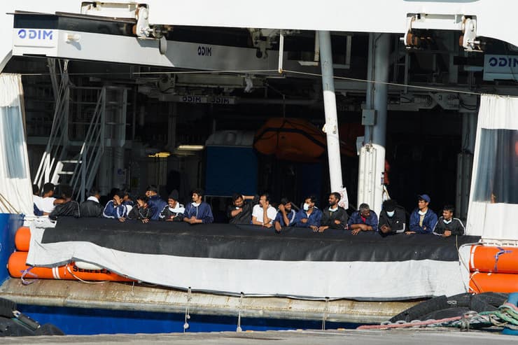 מהגרים ב ספינה בנמל ב סיציליה לא רשאים לרדת ל חוף איטליה