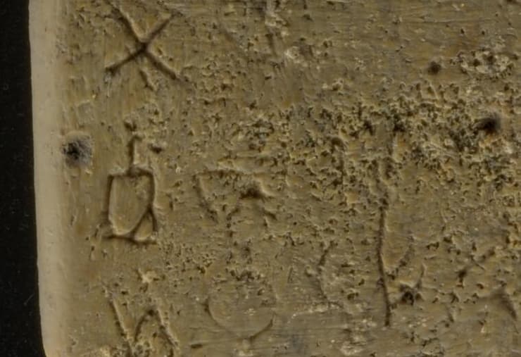  תצלום על האותיות הכנעניות בצד שמאל
