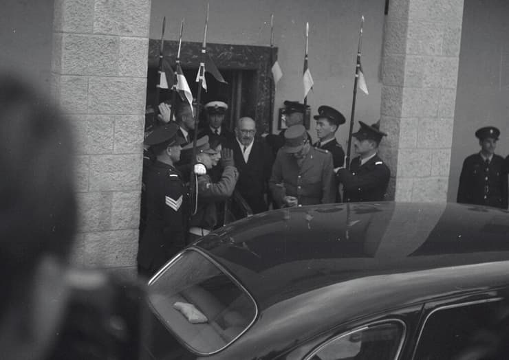 חיים ויצמן יוצא מבנין הסוכנות לאחר מסירת הצהרתו כנשיא מדינת ישראל