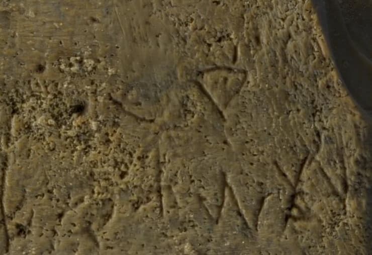 תצלום על האותיות הכנעניות בצד שמאל
