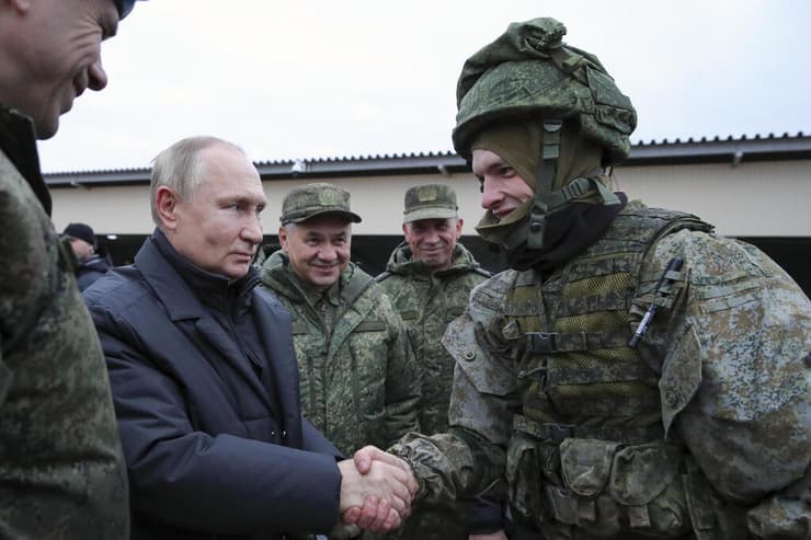 פוטין מבקר חיילים שגויסו ב גיוס מילואים שעליו הכריז באזור אימונים במחוז ריאזאן ב רוסיה ארכיון 20 באוקטובר בצל מלחמה ב אוקראינה
