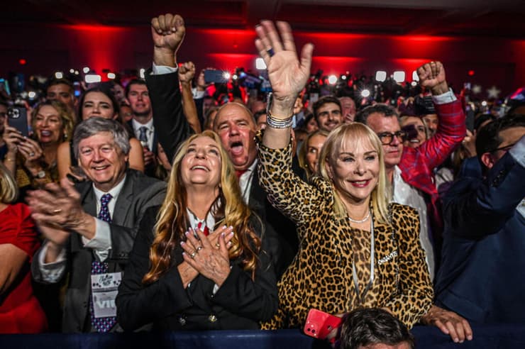 אירוע ניצחון של מושל פלורידה רון דה סנטיס שזכה בכהונה נוספת בחירות אמצע ארה"ב