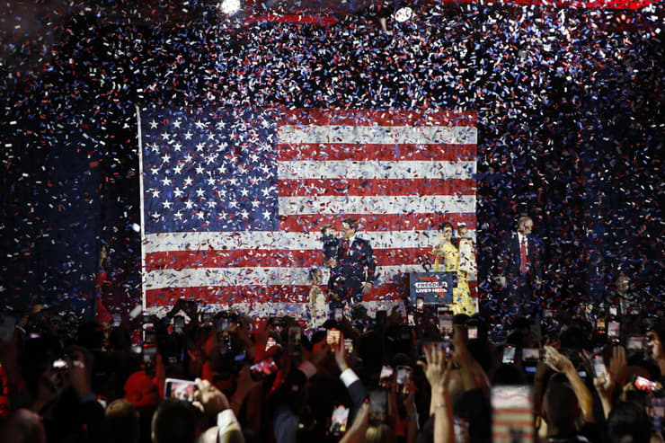 אירוע ניצחון של מושל פלורידה רון דה סנטיס ב טמפה שזכה בכהונה נוספת בחירות אמצע ארה"ב