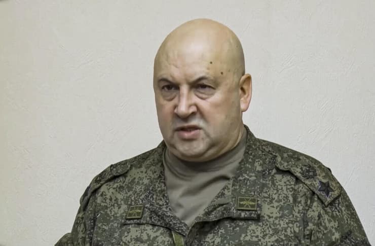 רוסיה גנרל סרגיי סורוביקין מפקד הכוחות הרוסיים ב אוקראינה מדווח ל שר ההגנה סרגיי שויגו על הצורך לסגן מ חרסון