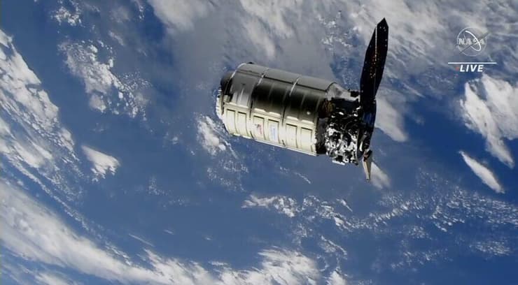 חצי כוח. החללית סיגנוס עם לוח סולרי אחד פתוח ואחד מקופל בדרך לעגינה בתחנת החלל