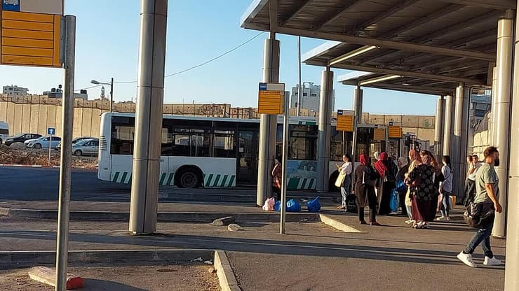 מסוף תחבורה ציבורית תחנה מרכזית פלסטינית פלסטינים שדה תעופה נטוש עטרות עתרות ירושלים
