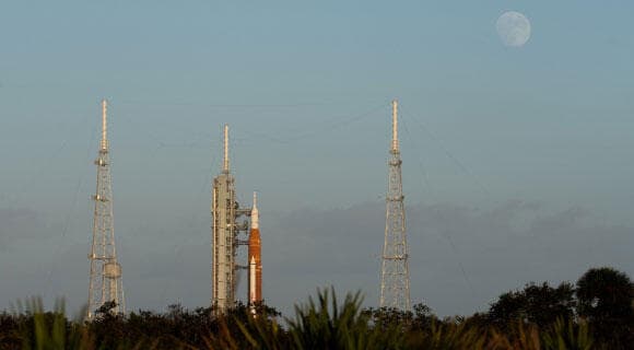 שקט שלפני הסערה. טיל SLS ובראשו חללית ארטמיס 1 על כן השיגור בפלורידה 