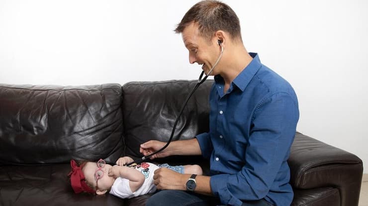 ד"ר יותם אלמגור עם התינוקת תהילה בטיסט