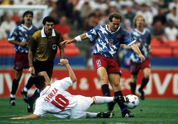 שחקן נבחרת ארה"ב תומאס דולי מול שווייץ במונדיאל 1994
