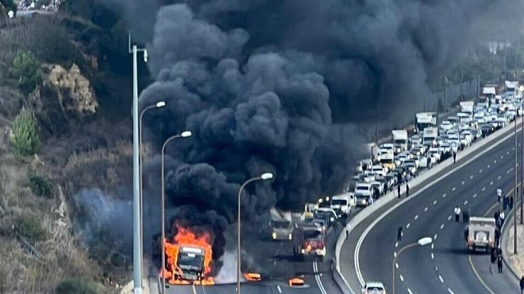 משאית עולה באש בכביש 1 לכיוון ירושלים