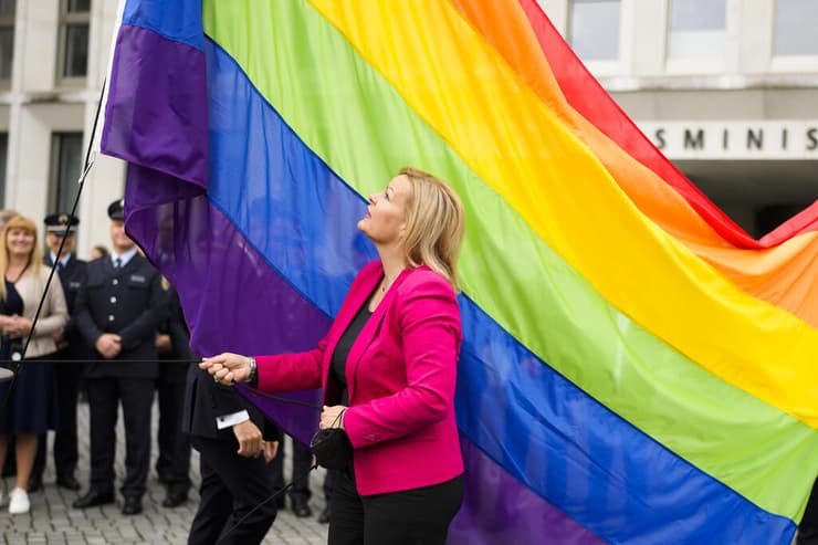 שרת הפנים הגרמנית ננסי פייזר מניפה את דגל הגאווה מחוץ למשרדה