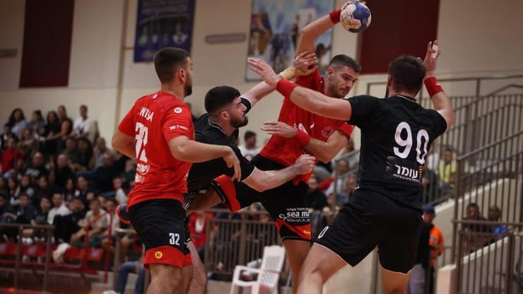 באביץ' מאשדוד בין אסטרשפקין לבודנהיימר (צילום: משה דהן - הפועל אשדוד) באביץ' מאשדוד בין אסטרשפקין לבודנהיימר ובצד איתי סויסה