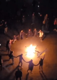 אזרחים אוקראינים חוגגים במסיבות רחוב את שחרור חרסון בקייב, אוקראינה