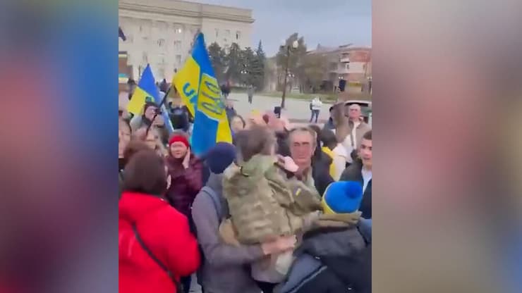 חיילים אוקראינים מניפים את דגל אוקראינה במטה משטרת חרסון לאחר נסיגה של רוסיה