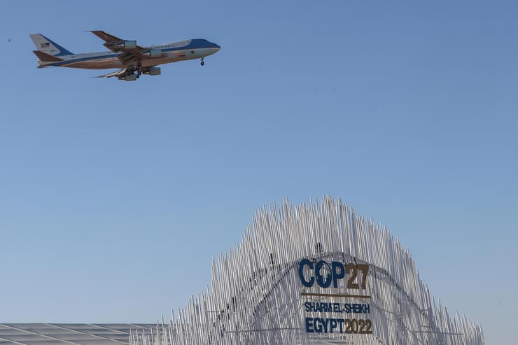 ה"אייר פורס 1" מעל המקום שבו נערכת ועידת האקלים (צילום: EPA) ה"אייר פורס 1" מעל המקום שבו נערכת ועידת האקלים