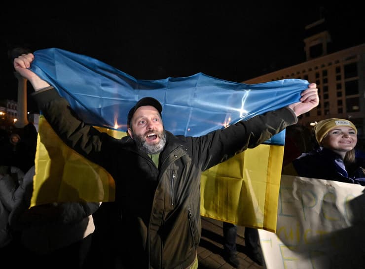אזרחים אוקראינים חוגגים את שחרור חרסון בקייב, אוקראינה