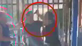 רגע הדקירה במהלך הקטטה (צילום: גיא ביזן) ויכוח על רעש בבית הספר יוחנני בהרצליה