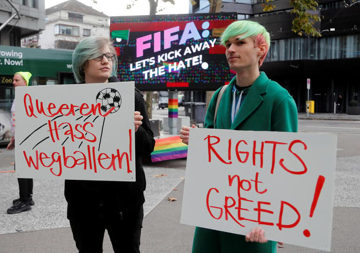 מחאת פעילי זכויות אדם מול מוזיאון פיפא בציריך 